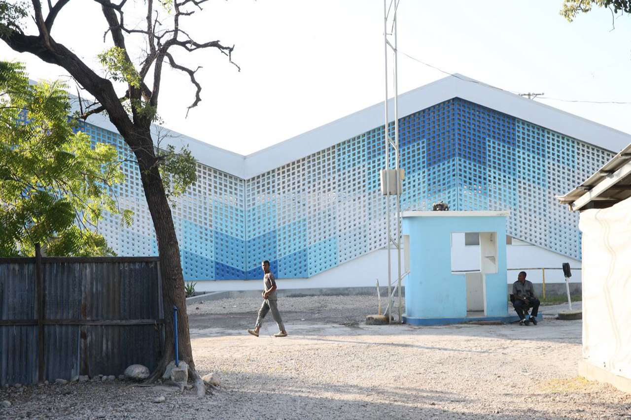 Photo of Gheskio Cholera Treatment Center, Photo by Iwan Baan, Exterior View of Staff Bringing in Custom Furniture
