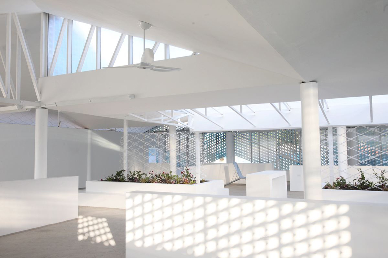 Photo of Gheskio Cholera Treatment Center, Photo by Iwan Baan, Interor View of Skylight and Atrium with Garden