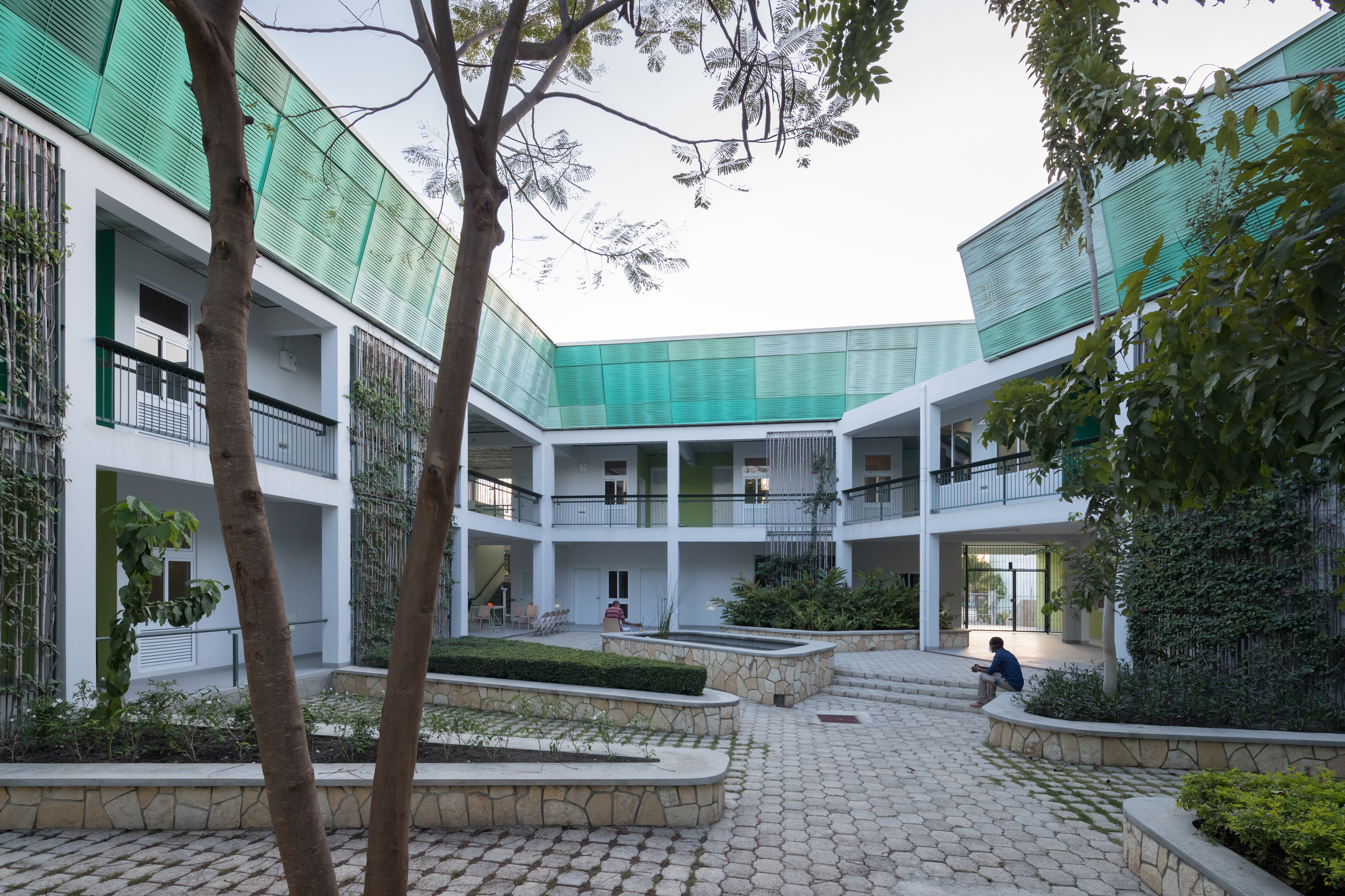 Photo of GHESKIO Tuberculosis Hospital, Photo by Iwan Baan, A Daytime image of the inner courtyard