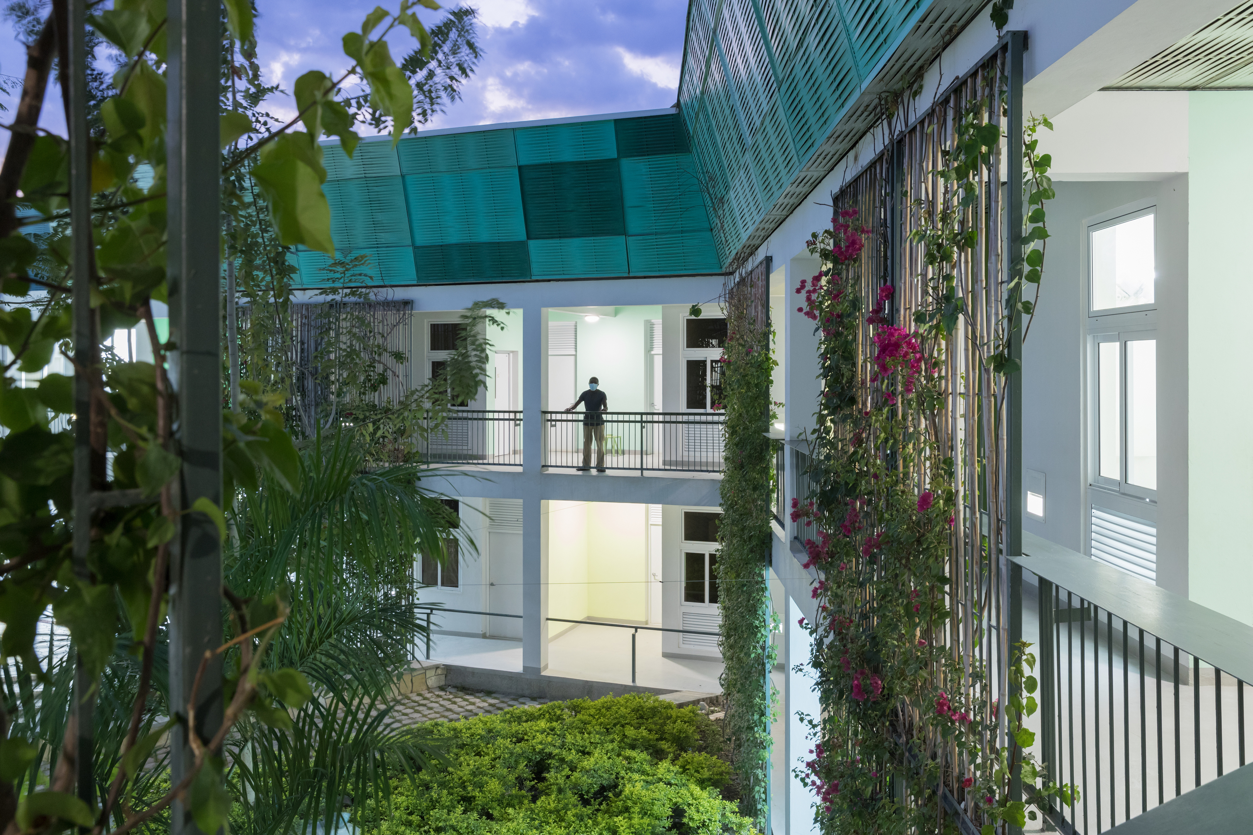 Photo of GHESKIO Tuberculosis Hospital, Photo by Iwan Baan, An evening image of the open-air corridors