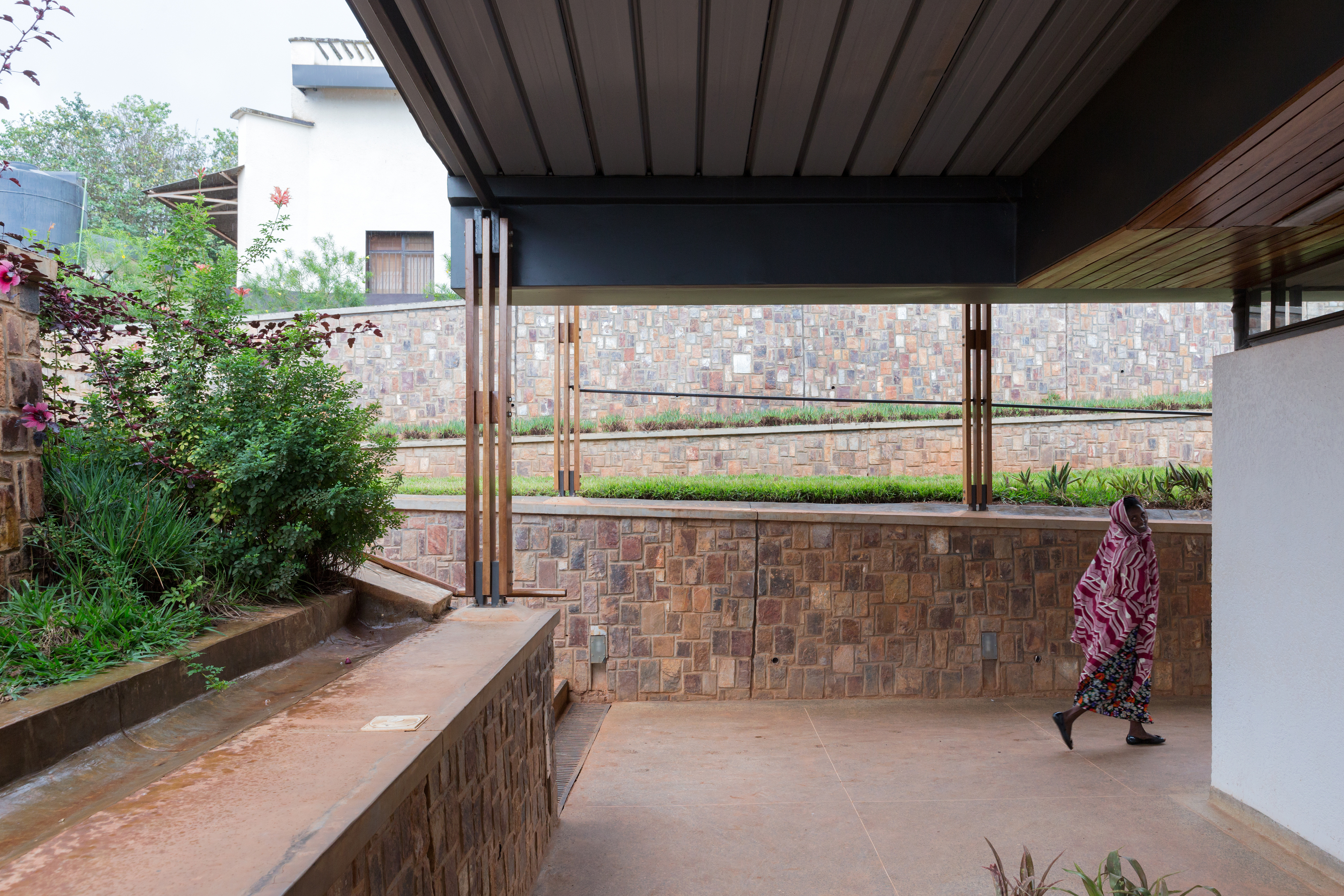 Rwinkwavu Neonatal Intensive Care Unit, Photo by Iwan Baan, An exterior hallway