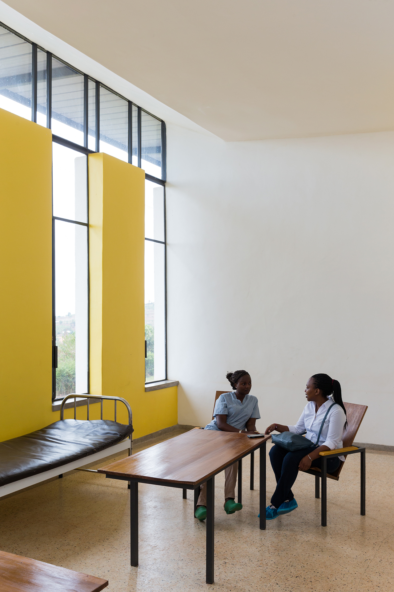 Rwinkwavu Neonatal Intensive Care Unit, Photo by Iwan Baan, Patient and doctor in the recovery room