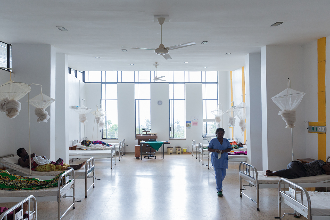 Rwinkwavu Neonatal Intensive Care Unit, Photo of Iwan Baan, Nurse checking on patients in main recovery room