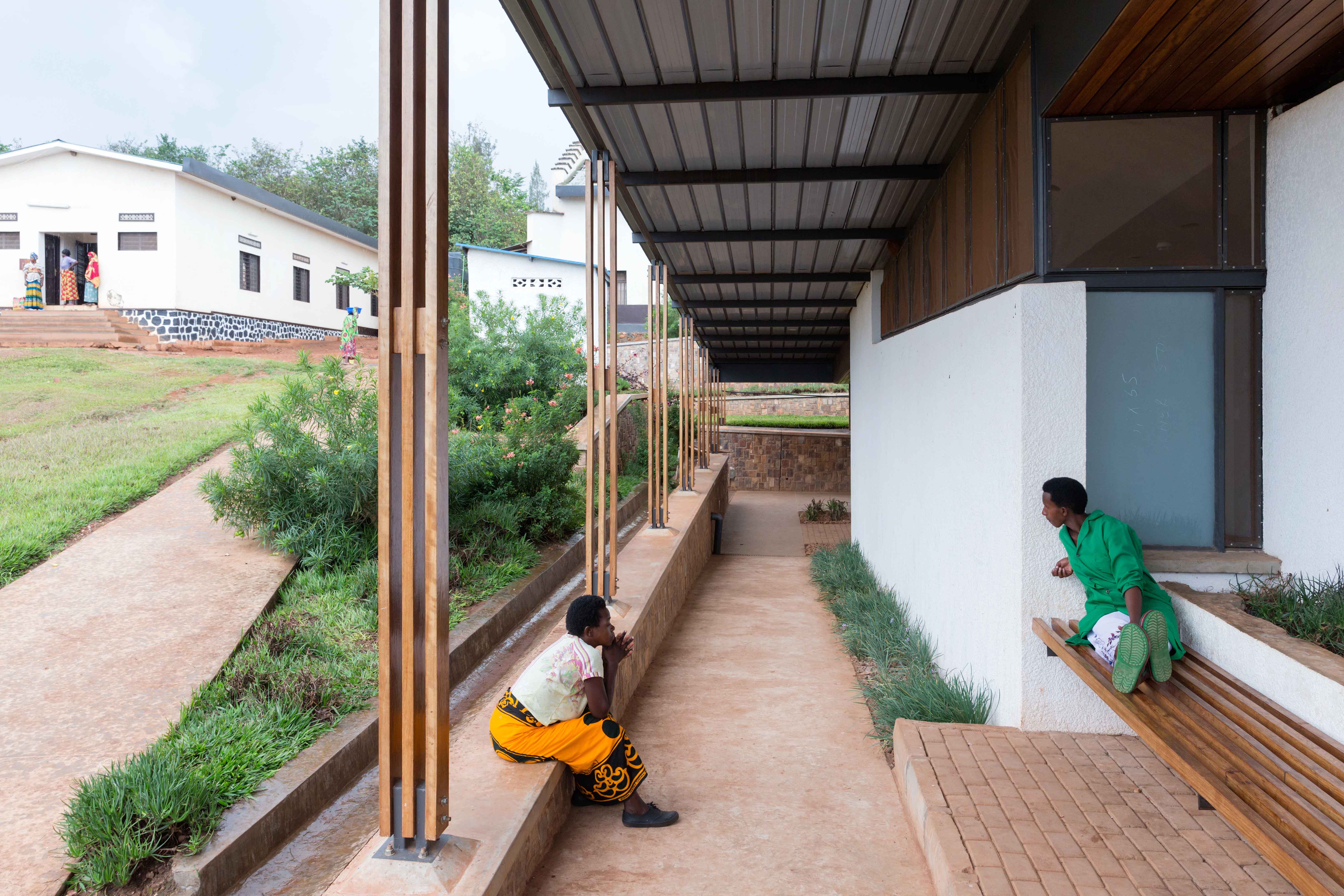 Rwinkwavu Neonatal Intensive Care Unit, Photo by Iwan Baan, Patients waiting in outdoor benches