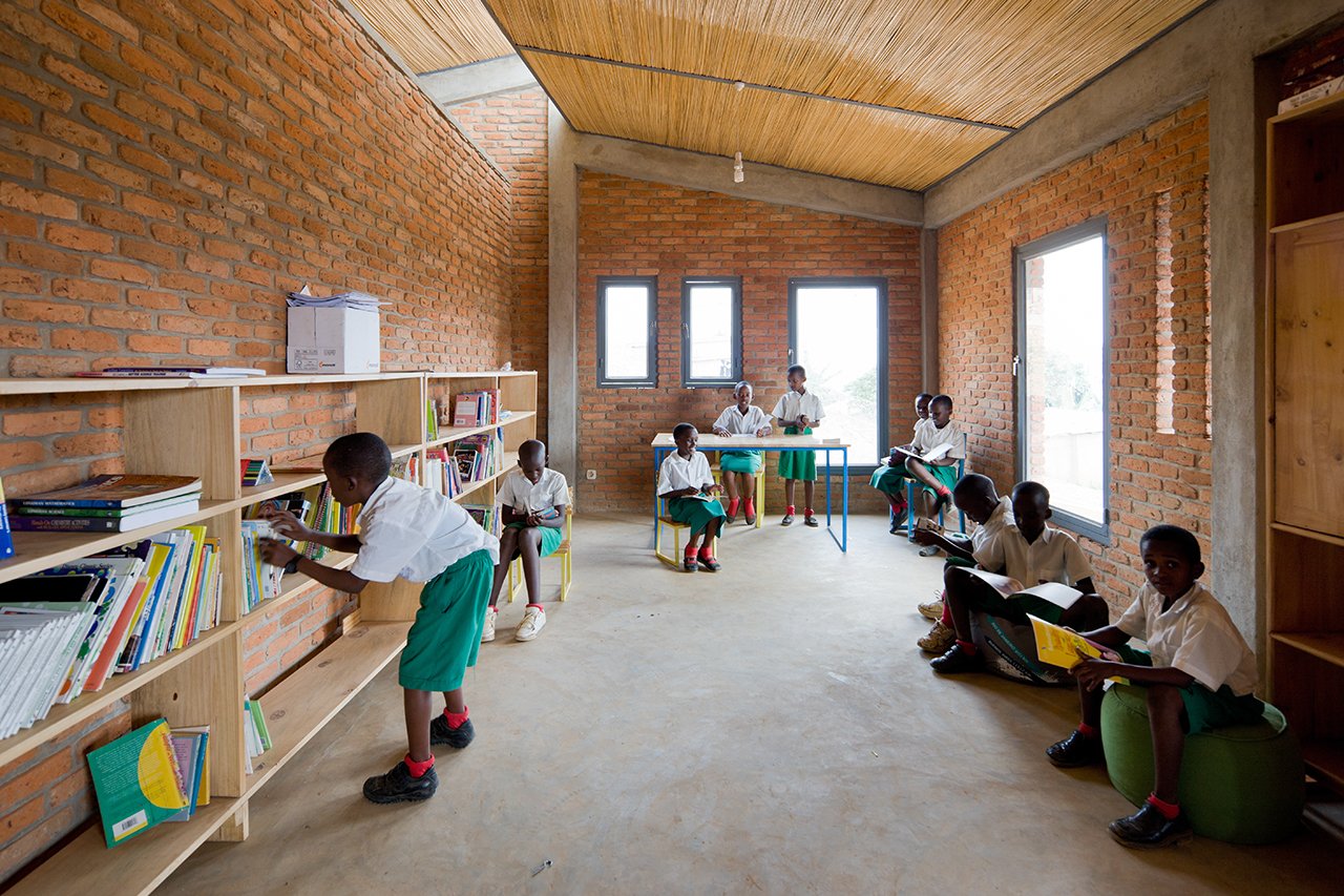 Photo of the Umubano Primary School, Photo by Iwan Baan, View of Shared Library and Classroom Space